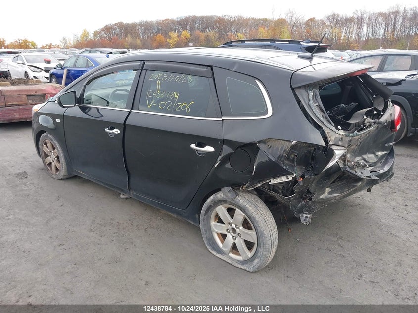 KNAHU8A3XE7021206 2014 KIA RONDO photo no. 3