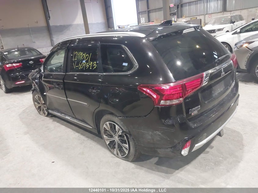 JA4J24A5XJZ609393 2018 MITSUBISHI OUTLANDER photo no. 3