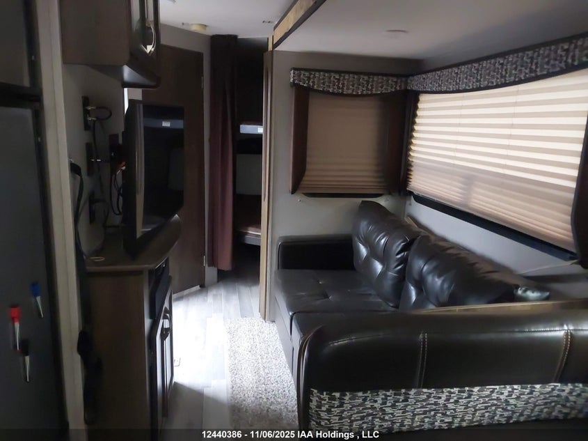 4YDT28423JP911009 2018   photo no. 8