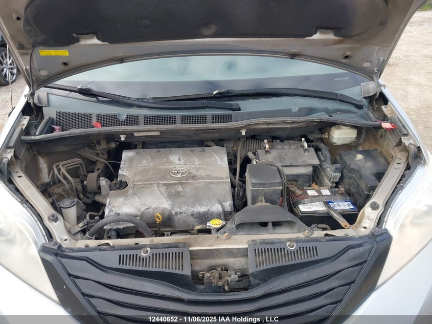 5TDZK3DC0BS146647 2011 TOYOTA SIENNA photo no. 10