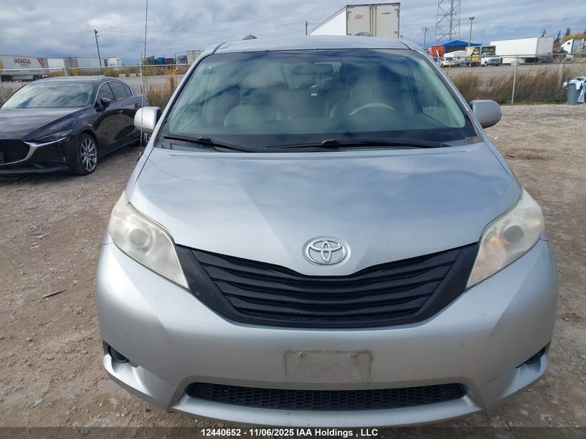 5TDZK3DC0BS146647 2011 TOYOTA SIENNA photo no. 12