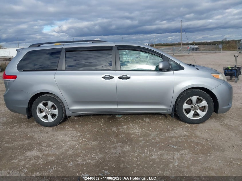 5TDZK3DC0BS146647 2011 TOYOTA SIENNA photo no. 13