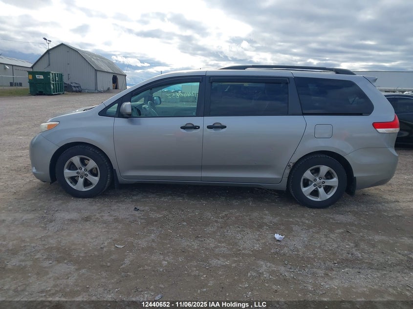 5TDZK3DC0BS146647 2011 TOYOTA SIENNA photo no. 14