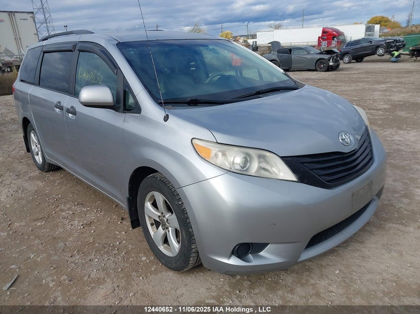 5TDZK3DC0BS146647 2011 TOYOTA SIENNA photo no. 13