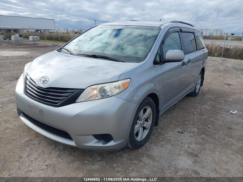 5TDZK3DC0BS146647 2011 TOYOTA SIENNA photo no. 2