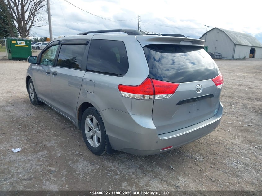 5TDZK3DC0BS146647 2011 TOYOTA SIENNA photo no. 3