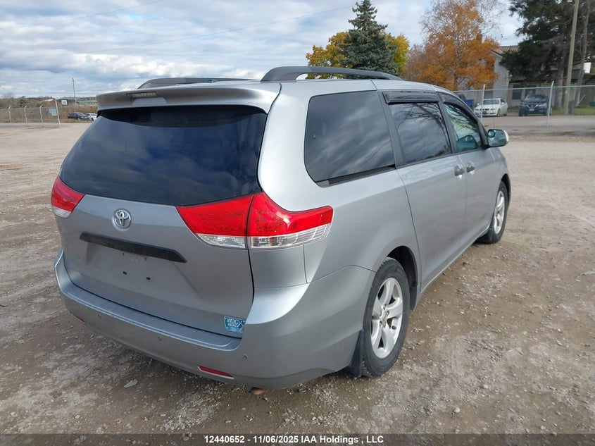 5TDZK3DC0BS146647 2011 TOYOTA SIENNA photo no. 4