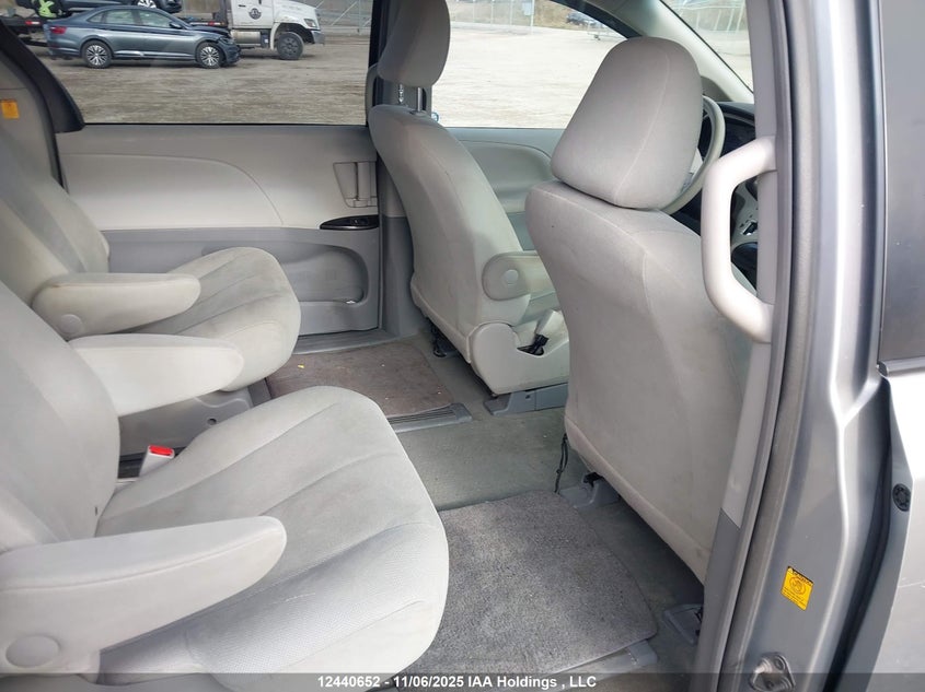 5TDZK3DC0BS146647 2011 TOYOTA SIENNA photo no. 8
