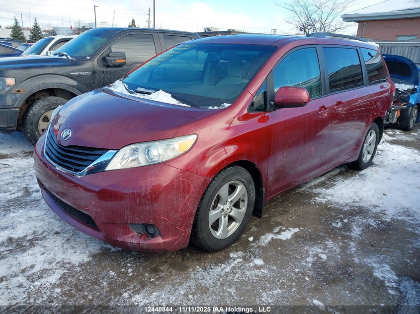 5TDKK3DC0BS034593 2011 TOYOTA SIENNA photo no. 2