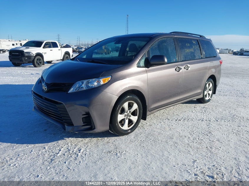 5TDZZ3DC7KS995623 2019 TOYOTA SIENNA photo no. 2