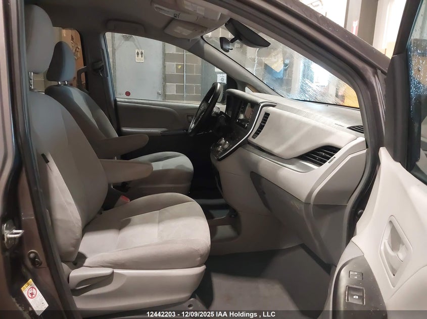 5TDZZ3DC7KS995623 2019 TOYOTA SIENNA photo no. 5