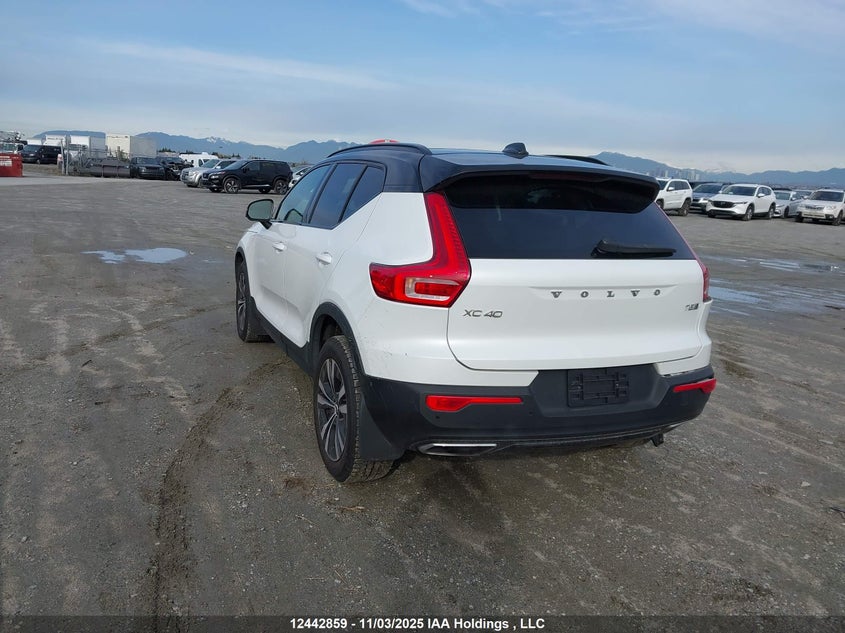 YV4162UMXK2155879 2019 VOLVO XC40 photo no. 3