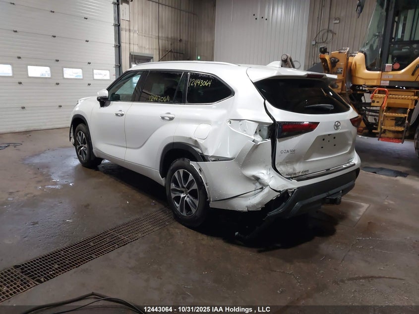 5TDGZRBH2NS169923 2022 TOYOTA HIGHLANDER photo no. 3
