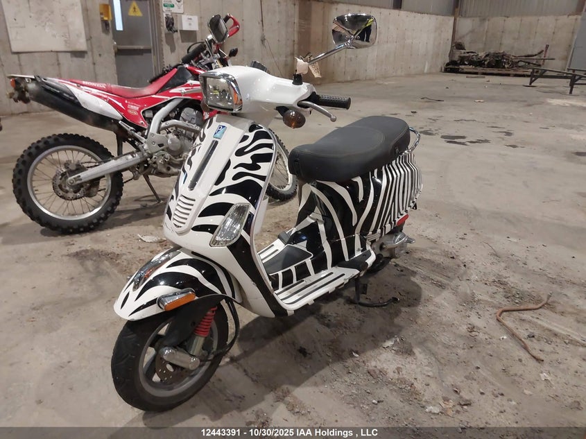 ZAPT386B6A5501215 2010 VESPA LX photo no. 2