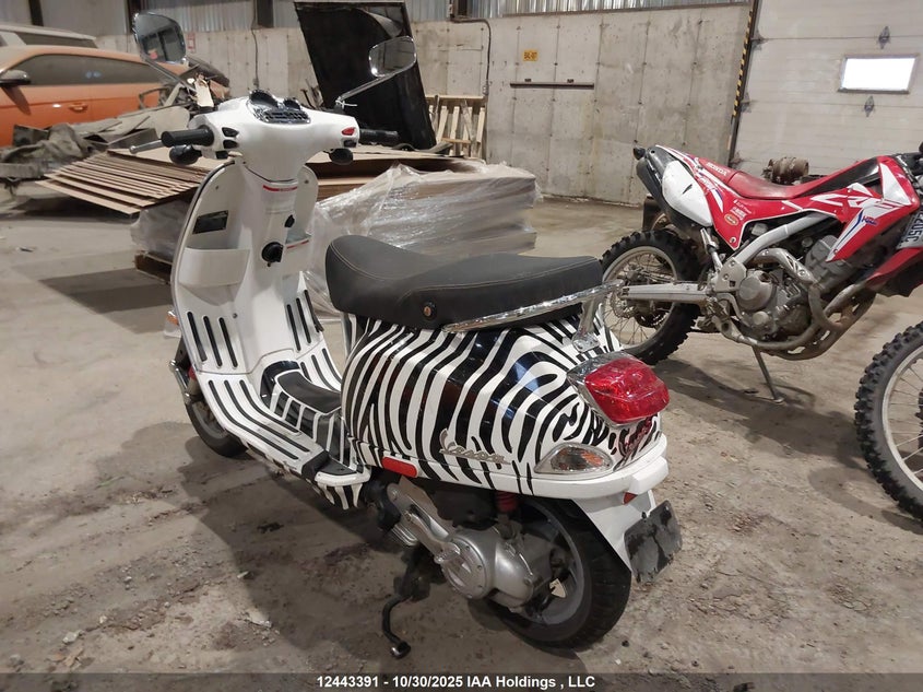 ZAPT386B6A5501215 2010 VESPA LX photo no. 3