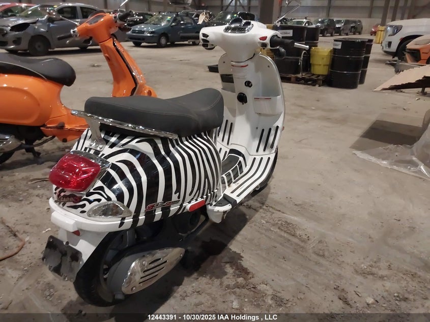 ZAPT386B6A5501215 2010 VESPA LX photo no. 4