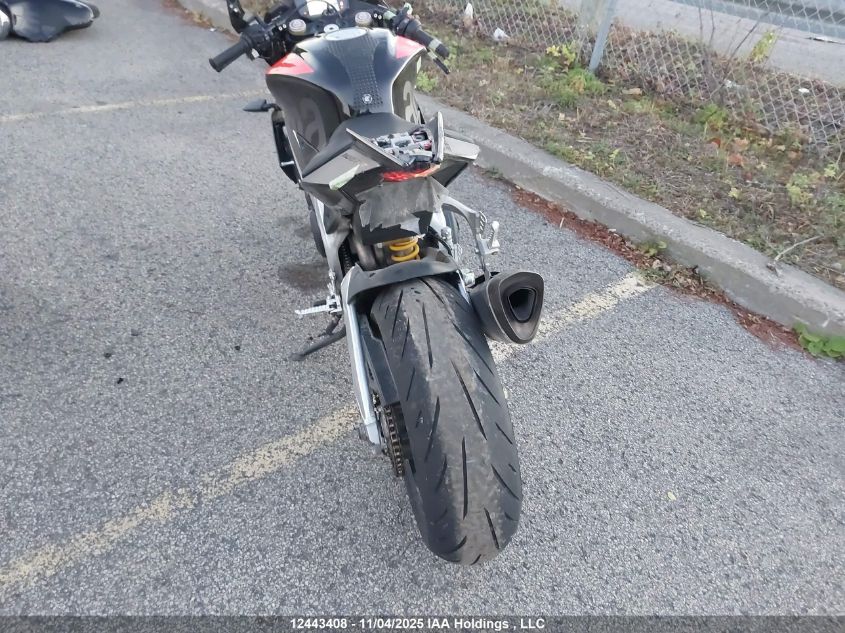 2017 Aprilia Tuono V4 1100 Rr VIN: ZD4KGU000HS000208 Lot: 12443408