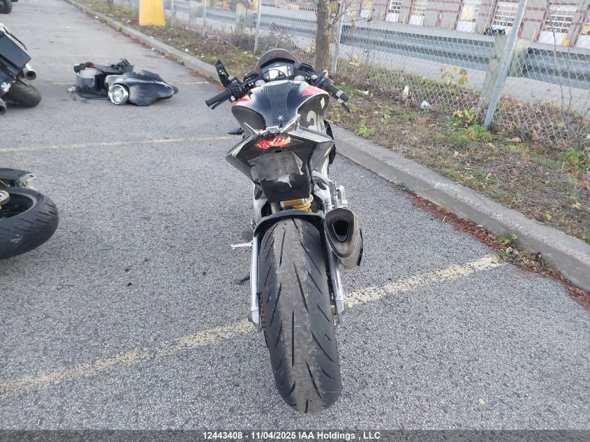 2017 Aprilia Tuono V4 1100 Rr VIN: ZD4KGU000HS000208 Lot: 12443408