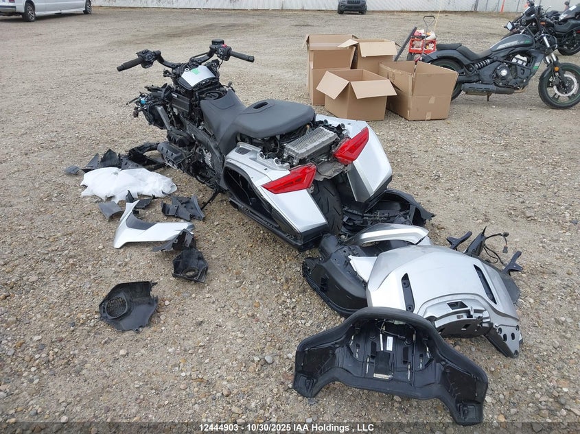 JH2SC7982SK700070 2025 HONDA GL1800C photo no. 3