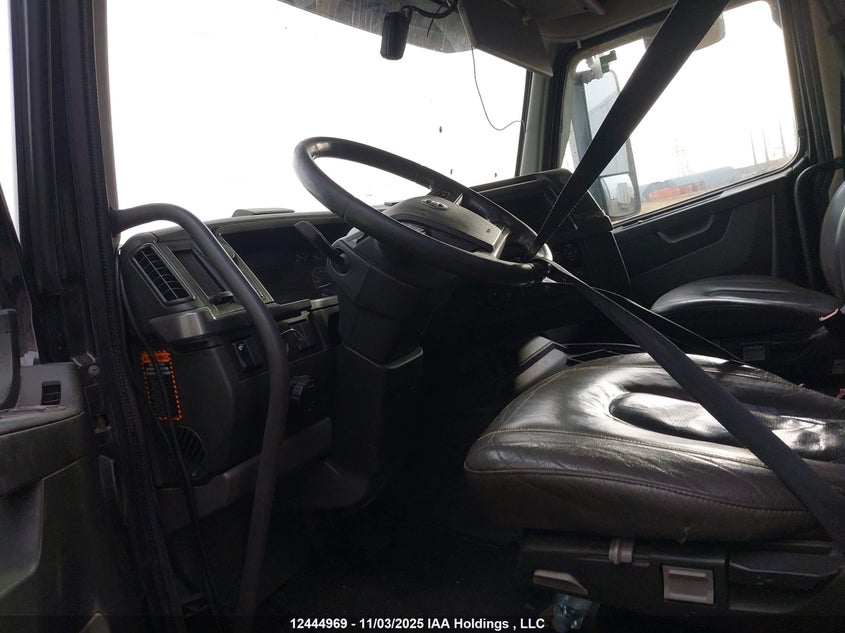 4V4NC9EJ8KN901100 2019 VOLVO  photo no. 5