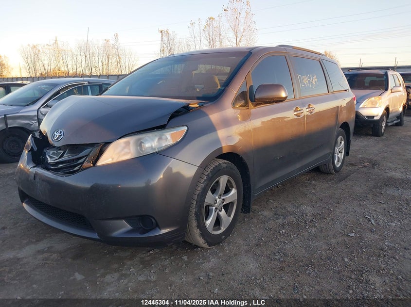 5TDKK3DC6DS356285 2013 TOYOTA SIENNA photo no. 2