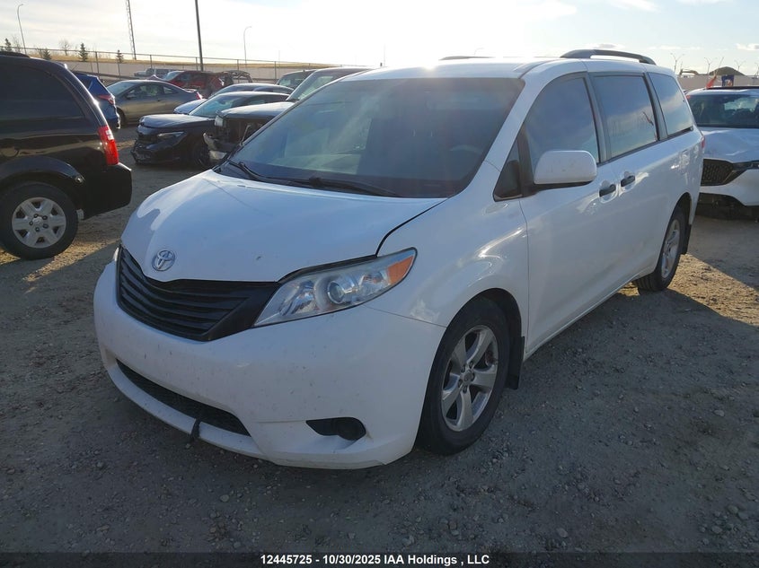 5TDZK3DC6DS403524 2013 TOYOTA SIENNA photo no. 2