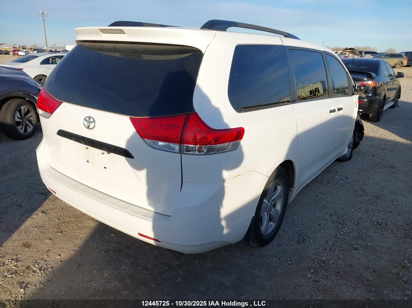 5TDZK3DC6DS403524 2013 TOYOTA SIENNA photo no. 4