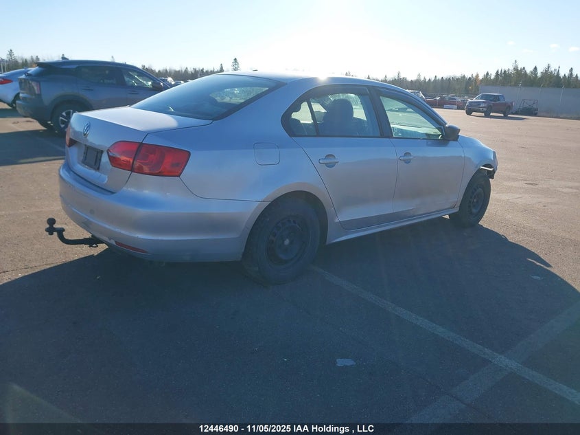 3VW1K7AJ2CM318229 2012 VOLKSWAGEN JETTA photo no. 4