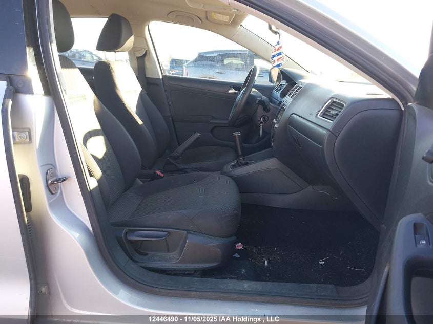 3VW1K7AJ2CM318229 2012 VOLKSWAGEN JETTA photo no. 5