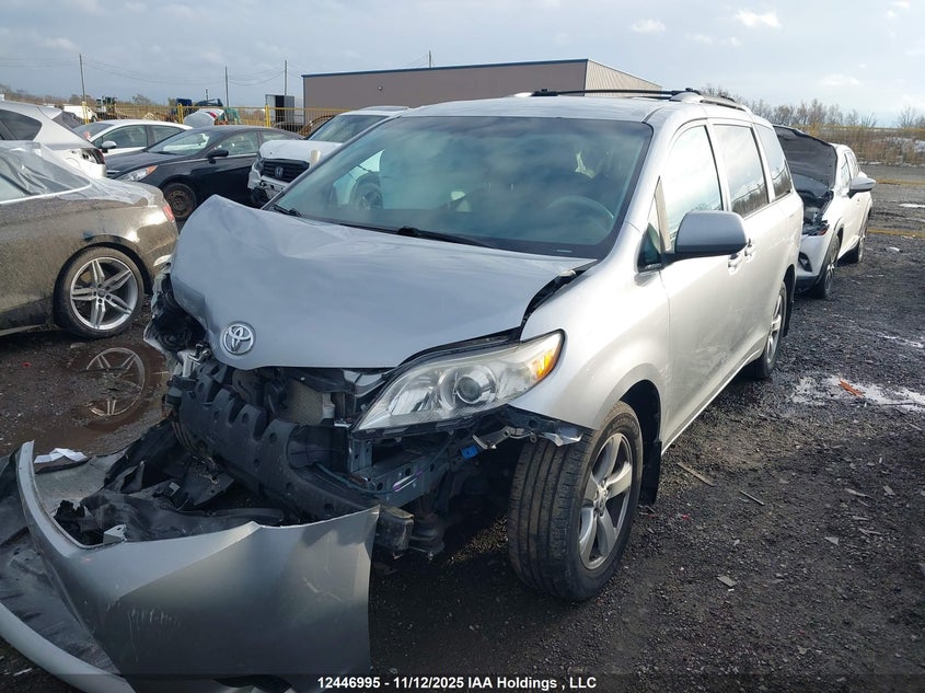 5TDKA3DC4BS004547 2011 TOYOTA SIENNA photo no. 2