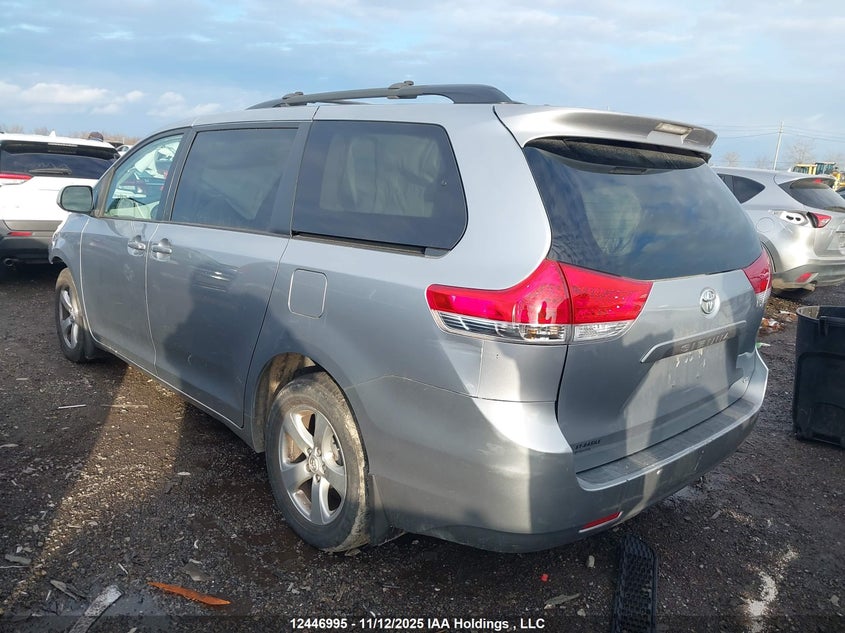 5TDKA3DC4BS004547 2011 TOYOTA SIENNA photo no. 3