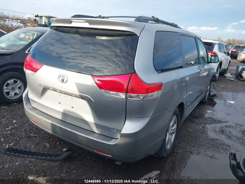5TDKA3DC4BS004547 2011 TOYOTA SIENNA photo no. 4