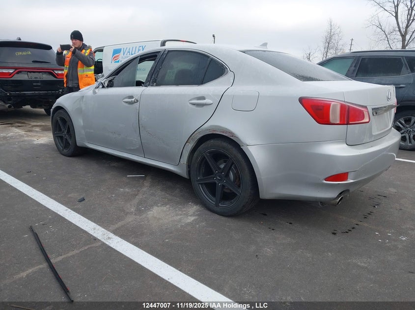 JTHCF5C2XB5048650 2011 LEXUS IS photo no. 3