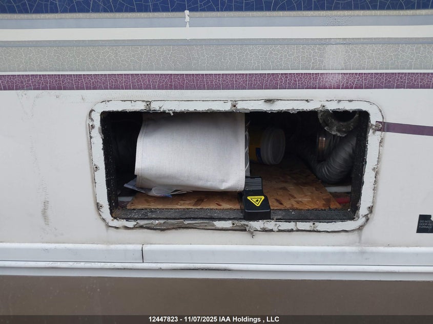 1999 Ford F550 Super Duty Stripped Chass VIN: 3FCMF53S7XJA05652 Lot: 12447823