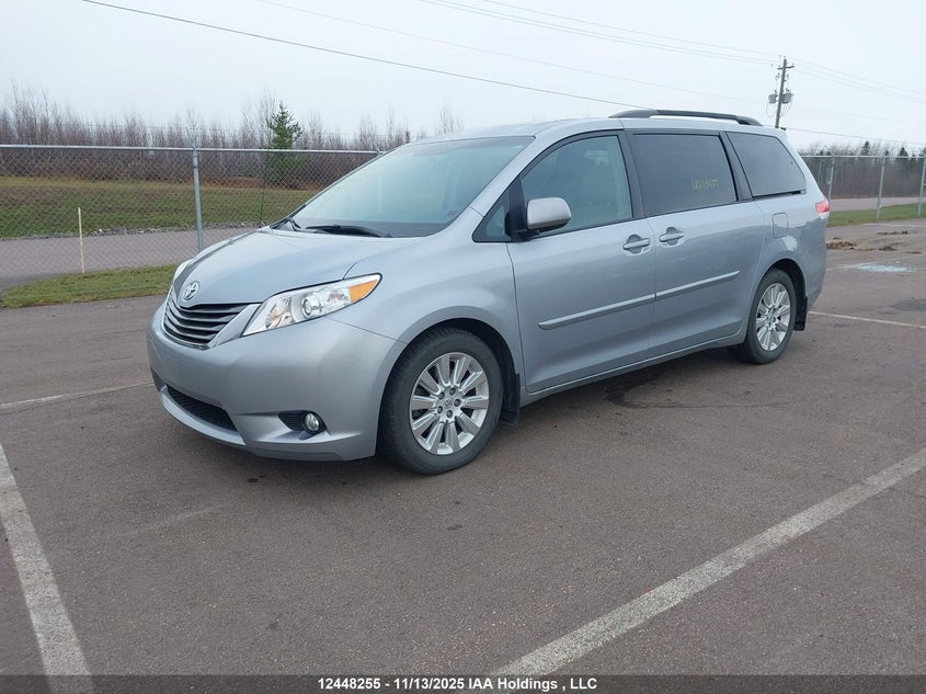 5TDYK3DC9ES509270 2014 TOYOTA SIENNA photo no. 2