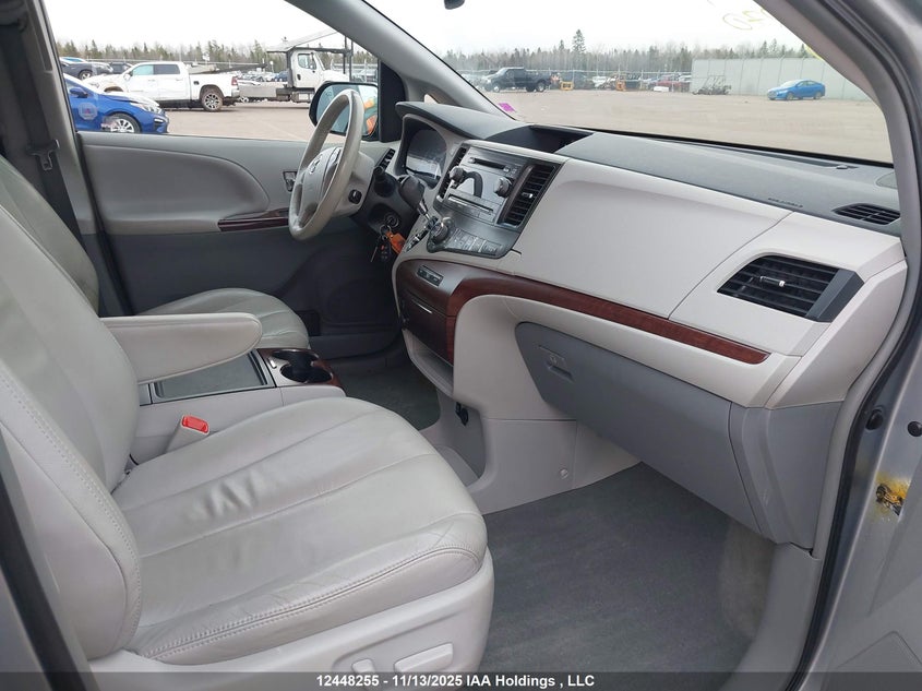 5TDYK3DC9ES509270 2014 TOYOTA SIENNA photo no. 5