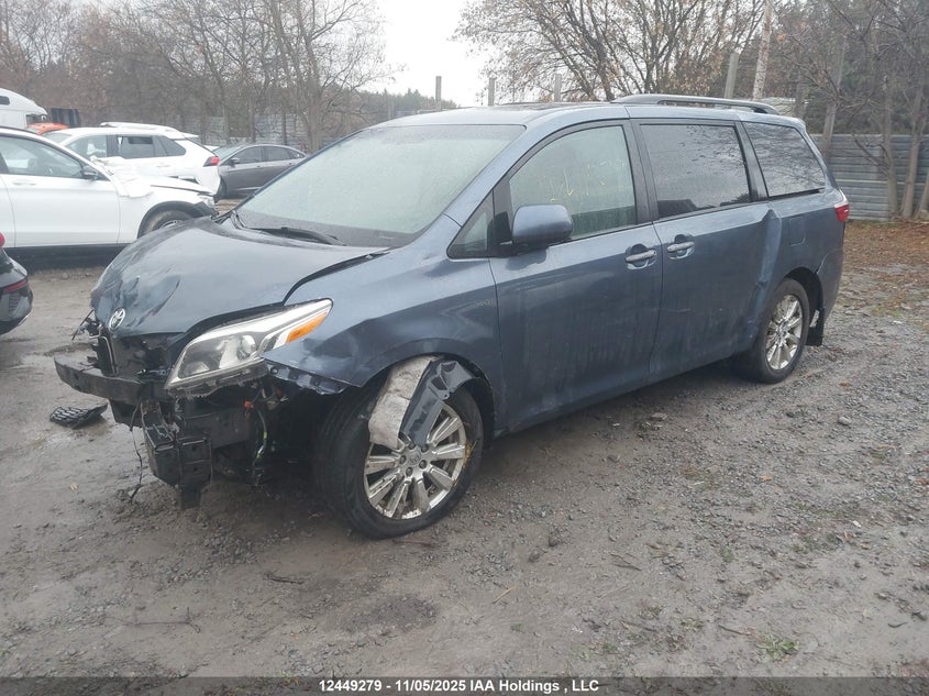 5TDDZ3DC0HS160840 2017 TOYOTA SIENNA photo no. 2