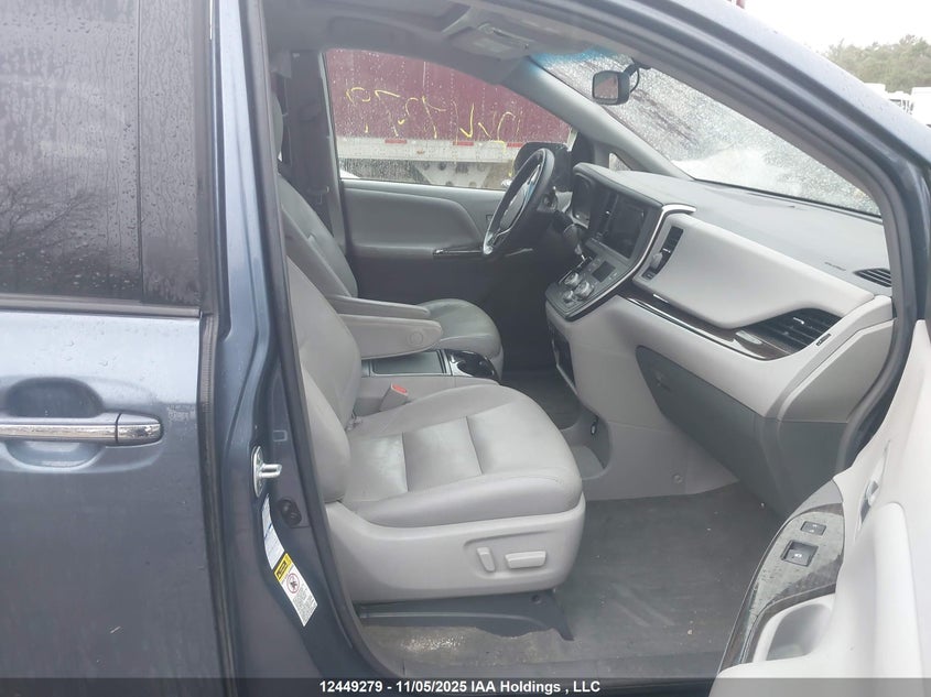 5TDDZ3DC0HS160840 2017 TOYOTA SIENNA photo no. 5