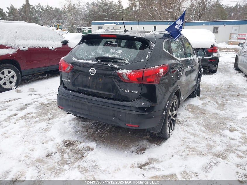 JN1BJ1CR4JW209748 2018 NISSAN ROGUE photo no. 4