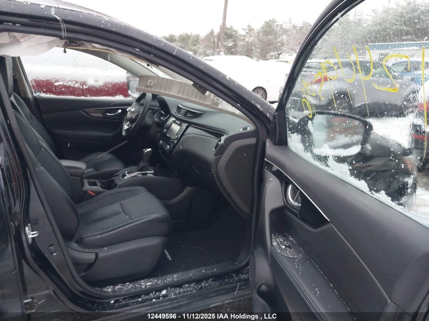 JN1BJ1CR4JW209748 2018 NISSAN ROGUE photo no. 5