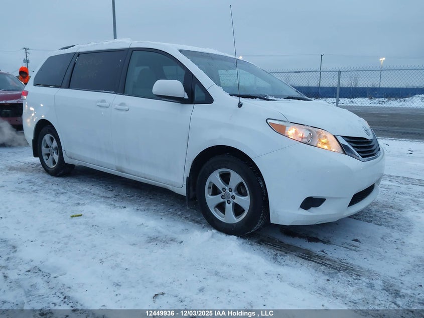 5TDKA3DC7CS015995 TOYOTA SIENNA Photo 1