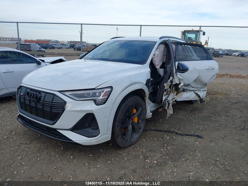 WA1VAAGE0NB039817 2022 AUDI E-TRON photo no. 2