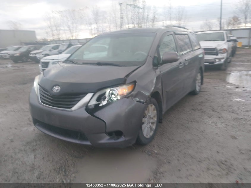 5TDJK3DC4DS062640 2013 TOYOTA SIENNA photo no. 2