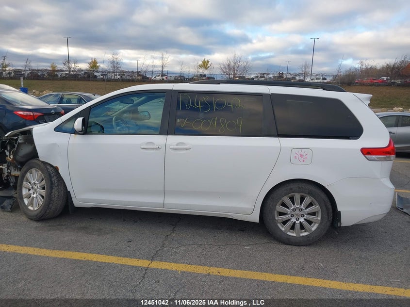 5TDYK3DC1BS009809 2011 TOYOTA SIENNA photo no. 15