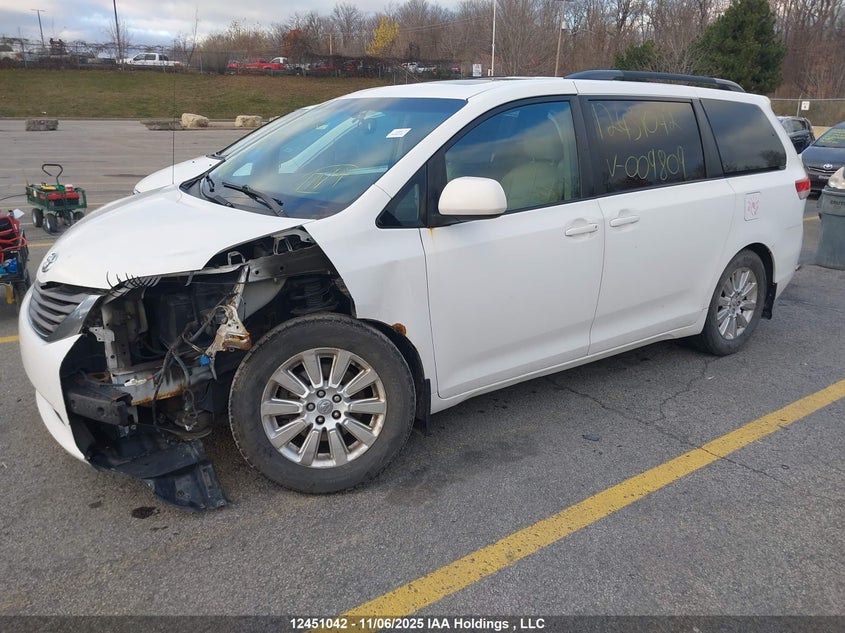 5TDYK3DC1BS009809 2011 TOYOTA SIENNA photo no. 2
