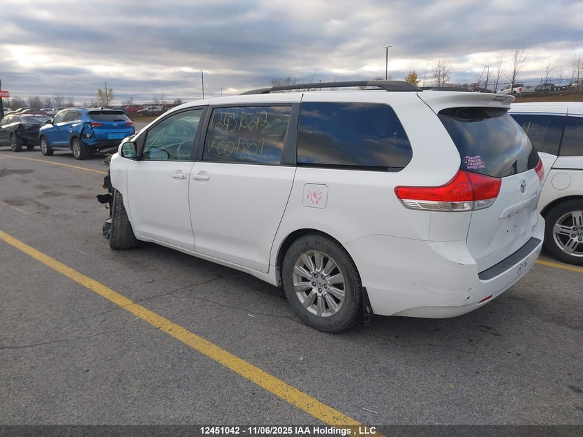 5TDYK3DC1BS009809 2011 TOYOTA SIENNA photo no. 3