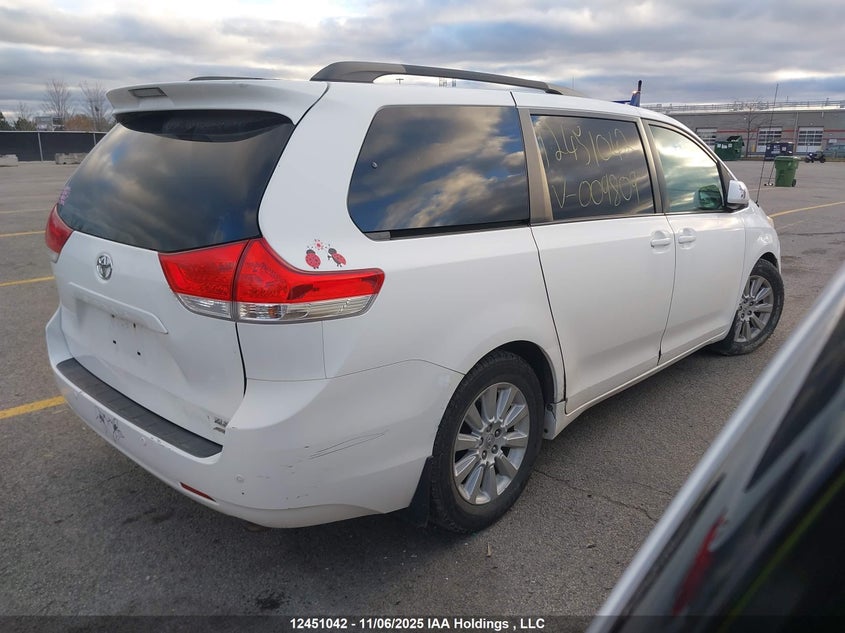 5TDYK3DC1BS009809 2011 TOYOTA SIENNA photo no. 4