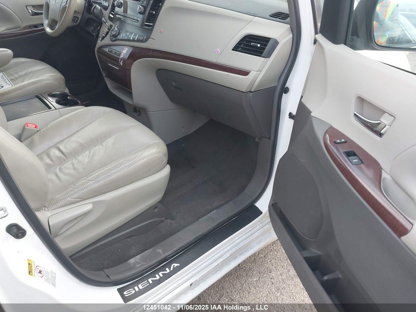 5TDYK3DC1BS009809 2011 TOYOTA SIENNA photo no. 5