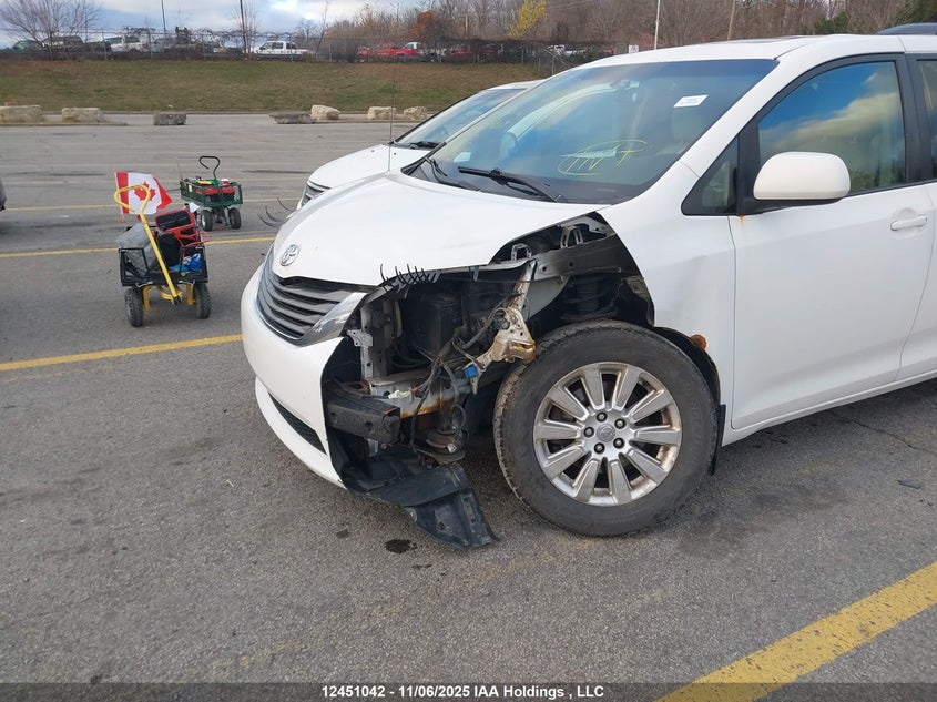 5TDYK3DC1BS009809 2011 TOYOTA SIENNA photo no. 6