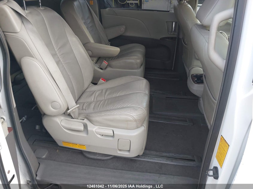 5TDYK3DC1BS009809 2011 TOYOTA SIENNA photo no. 8